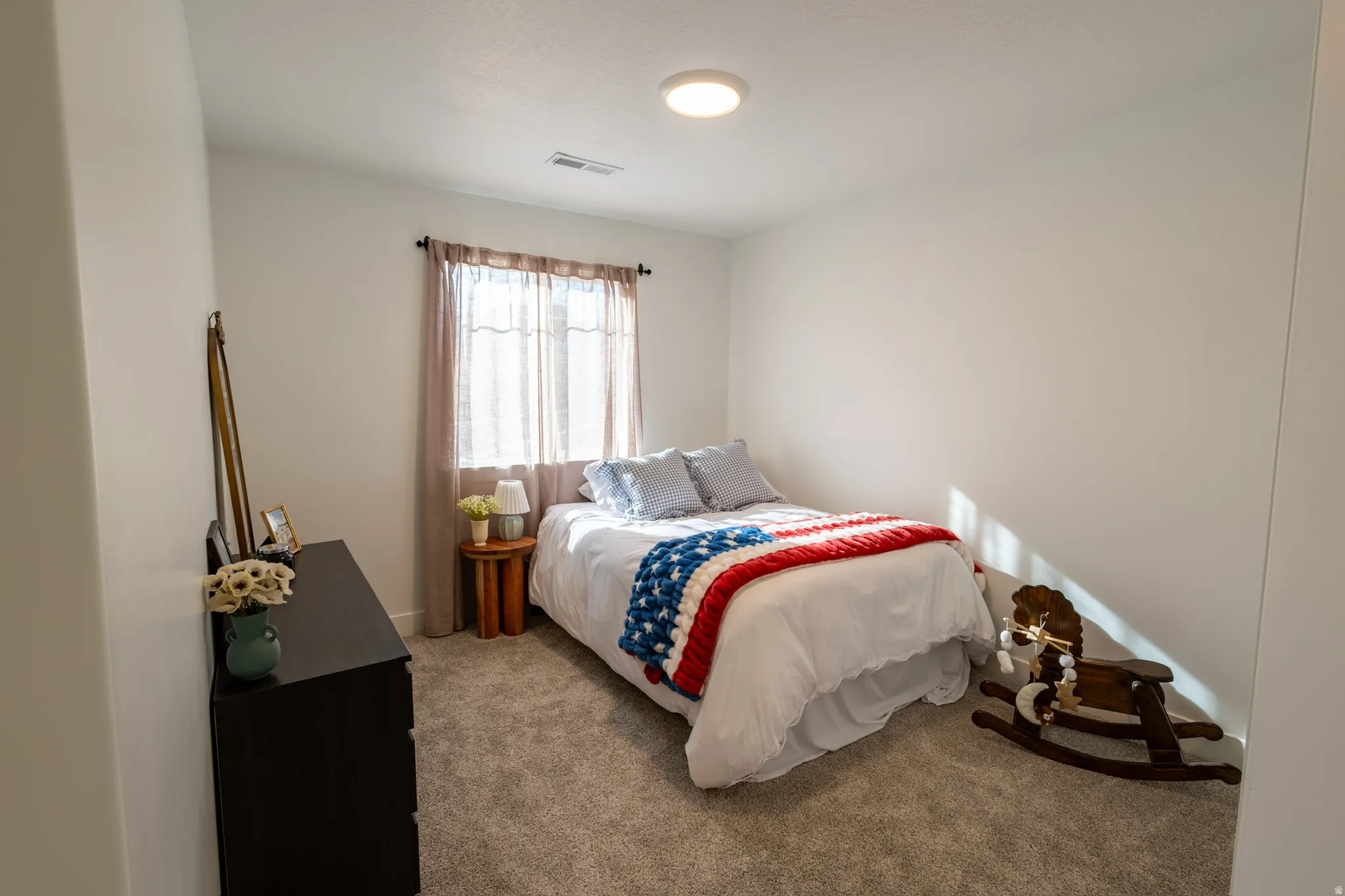 Neutral wall finishes and light-colored carpeting