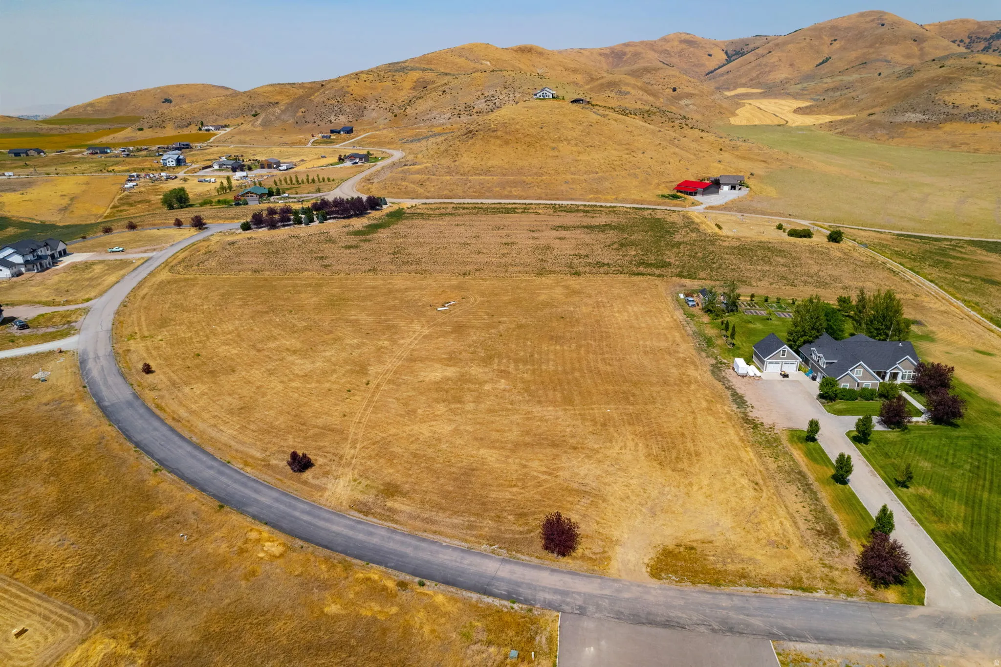 Expansive lot featuring a curvilinear paved road