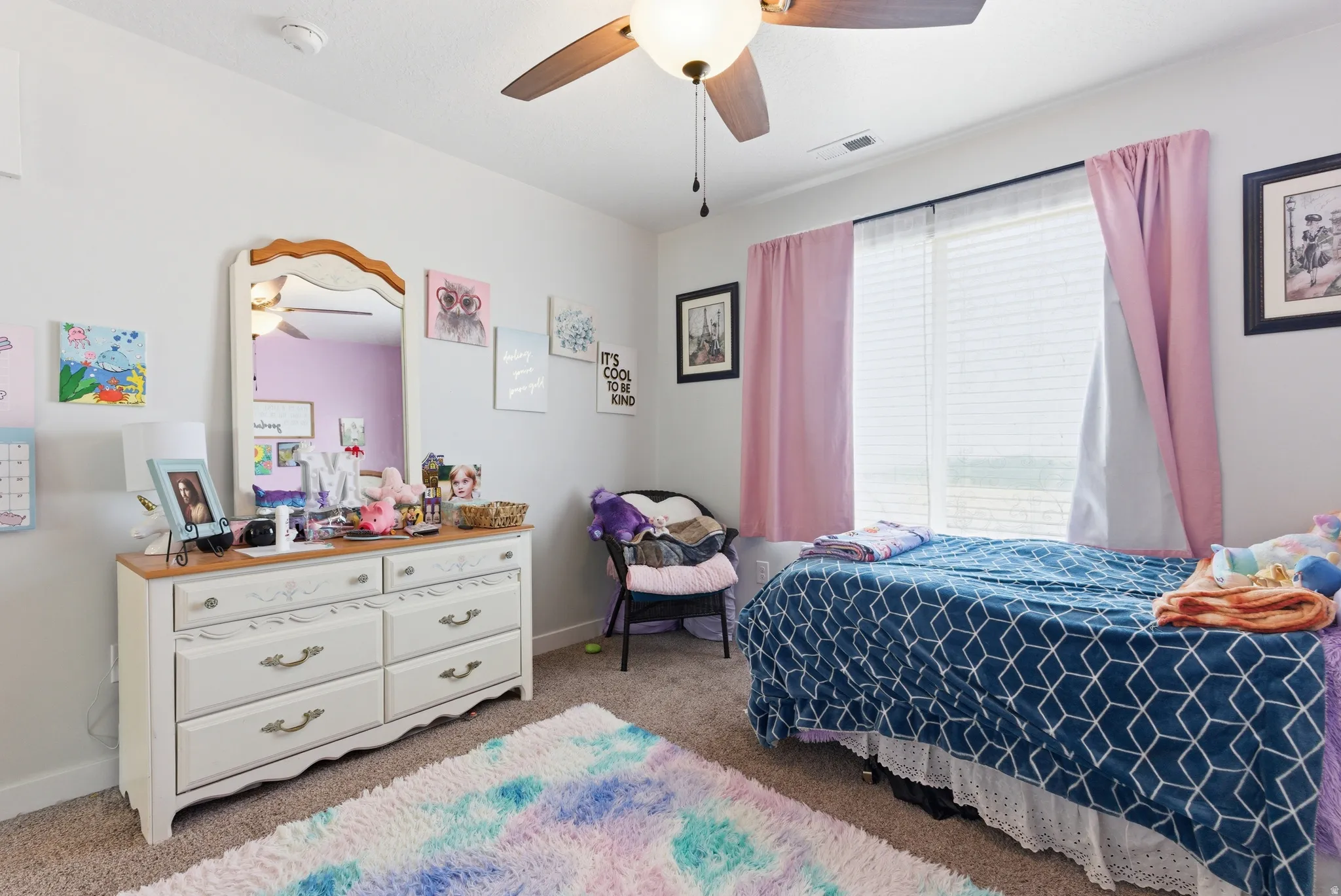 Ceiling fan with integrated lighting