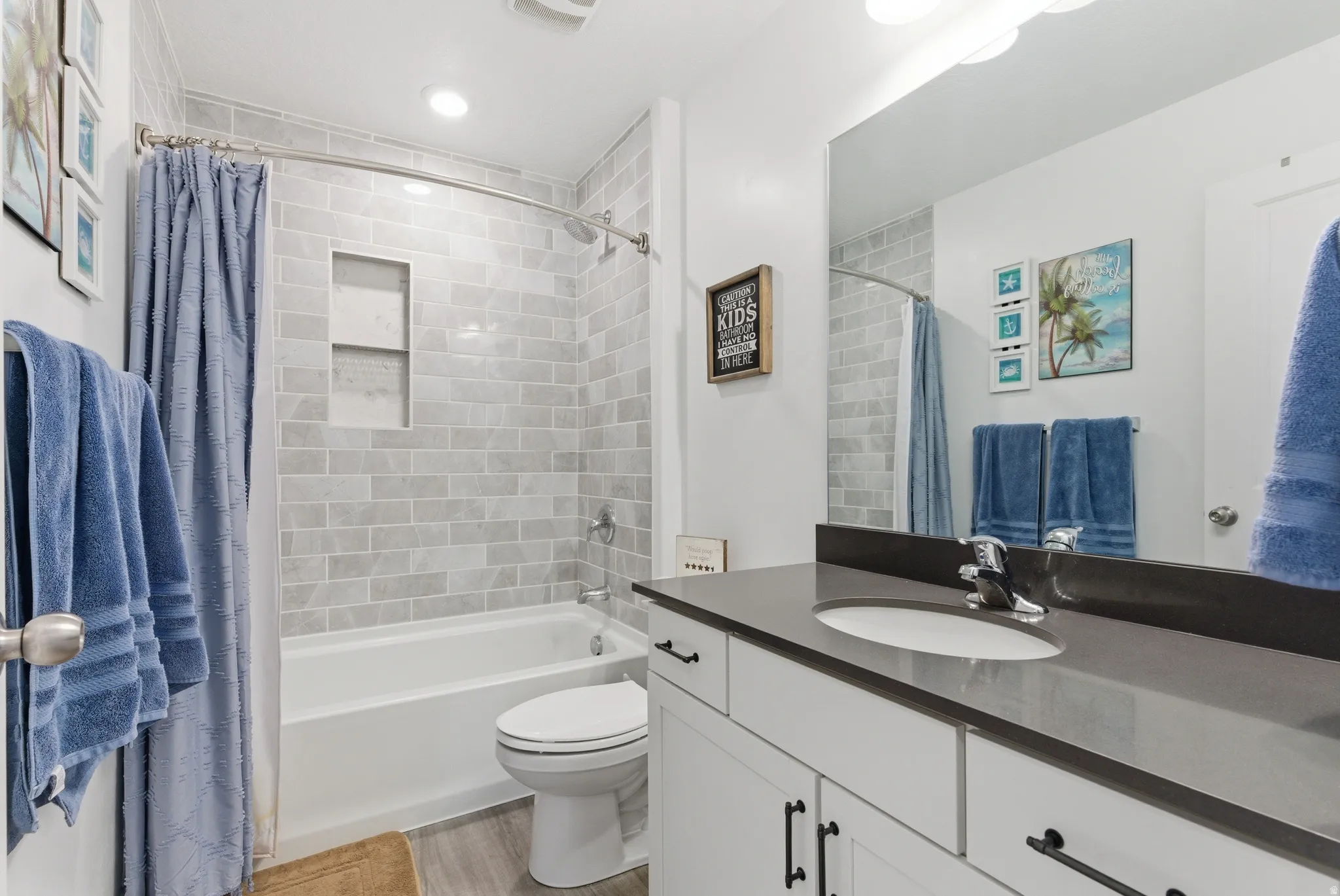 Subway tile shower surround with integrated niche