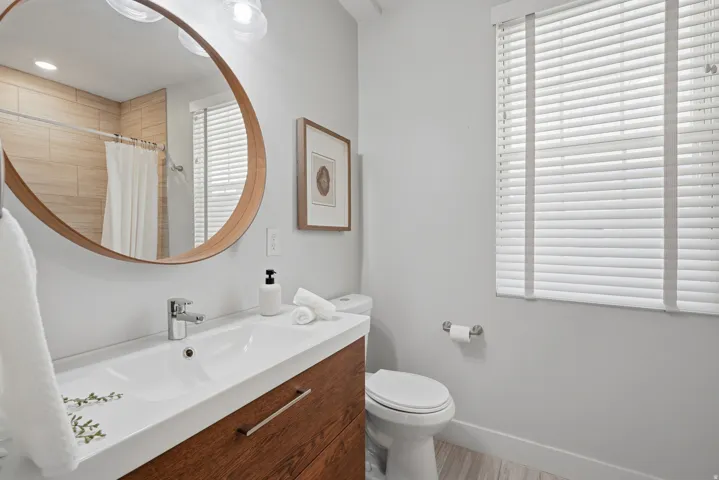 Full bathroom featuring a floating wood-finish vanity.