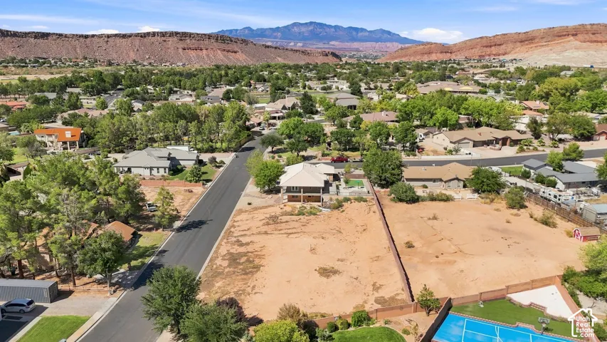 Expansive land parcel featuring open terrain and distant mountain ranges