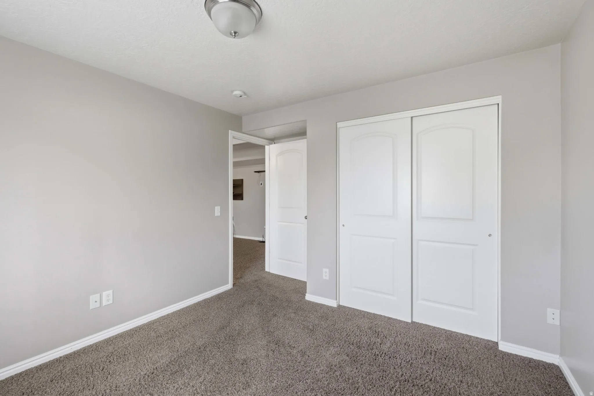 Neutral wall paint with textured carpeting