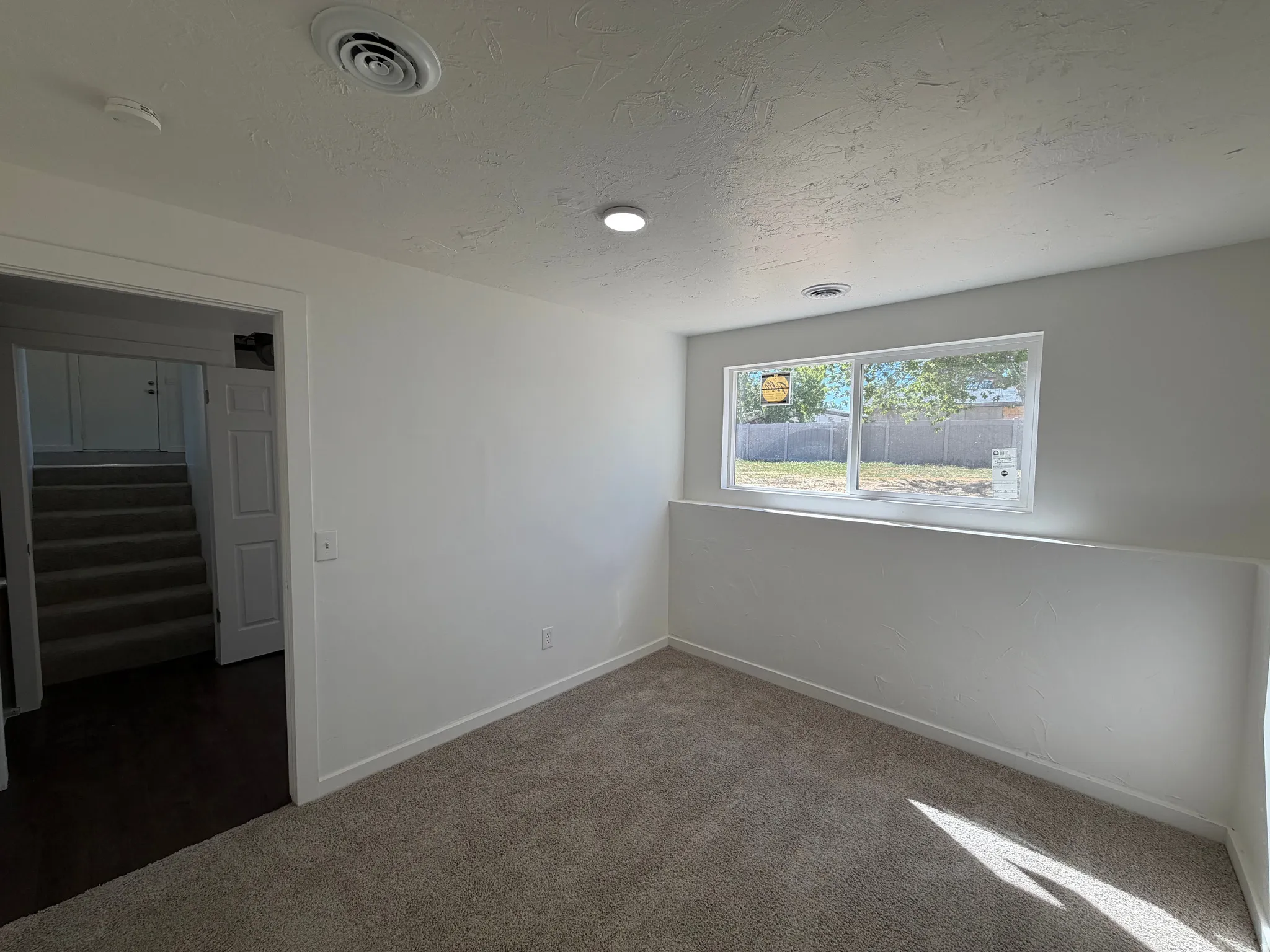 Recessed lighting and ceiling-mounted air vent