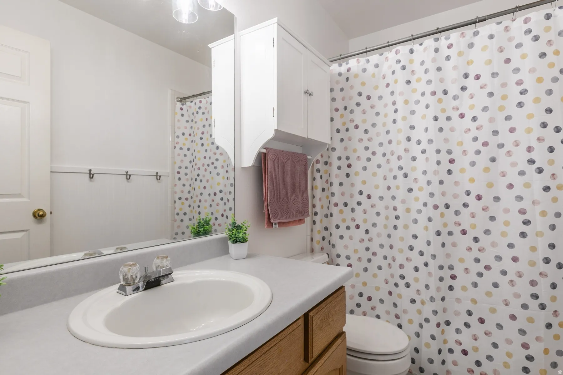 Vanity with an integrated sink and laminate countertop