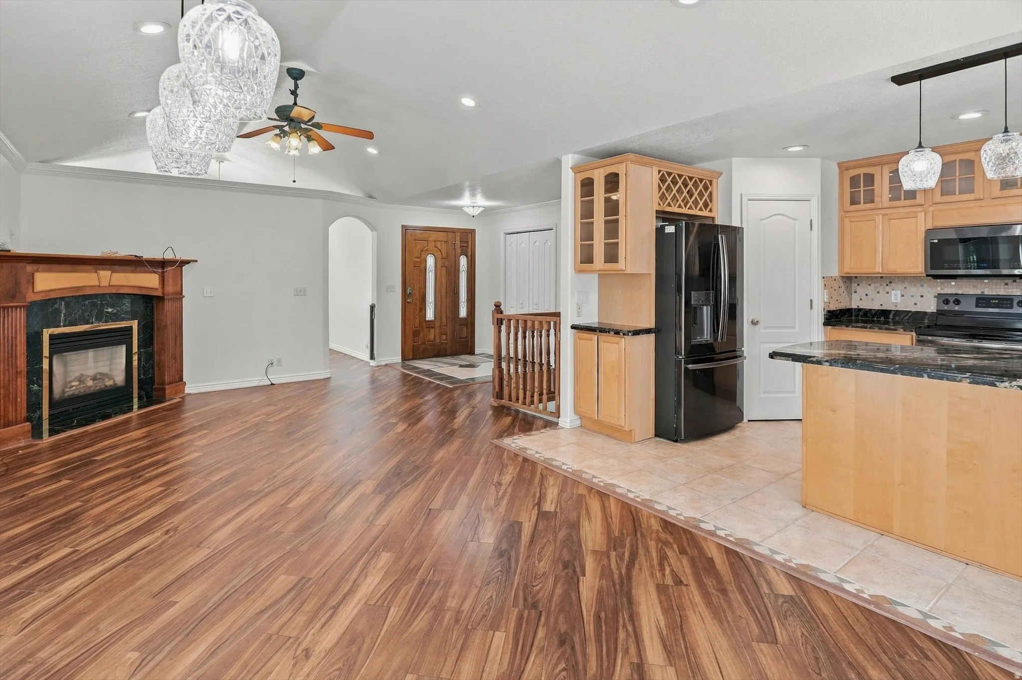 Vaulted ceiling with decorative lighting and a ceiling fan