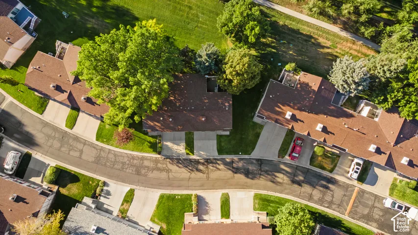 This home backs up to the Meadow Brook Golf Course. Golf, recreation, shopping, dining, and everyday conveniences are all within easy reach.