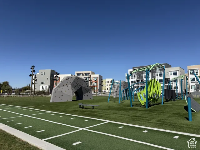North Cottonwood Commons Park just steps away