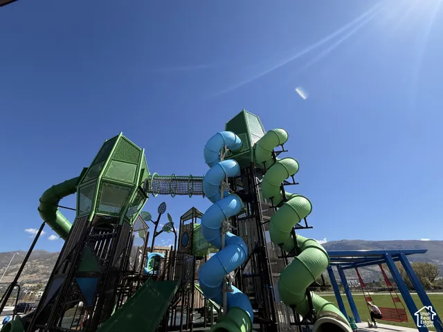 North Cottonwood Commons Park just steps away