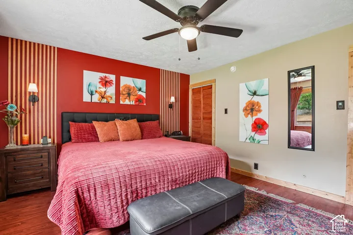 Wood-finish flooring with a ceiling fan