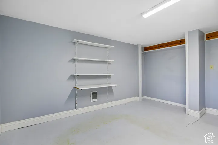 Bedroom Adjustable shelving system and built-in clothes rod