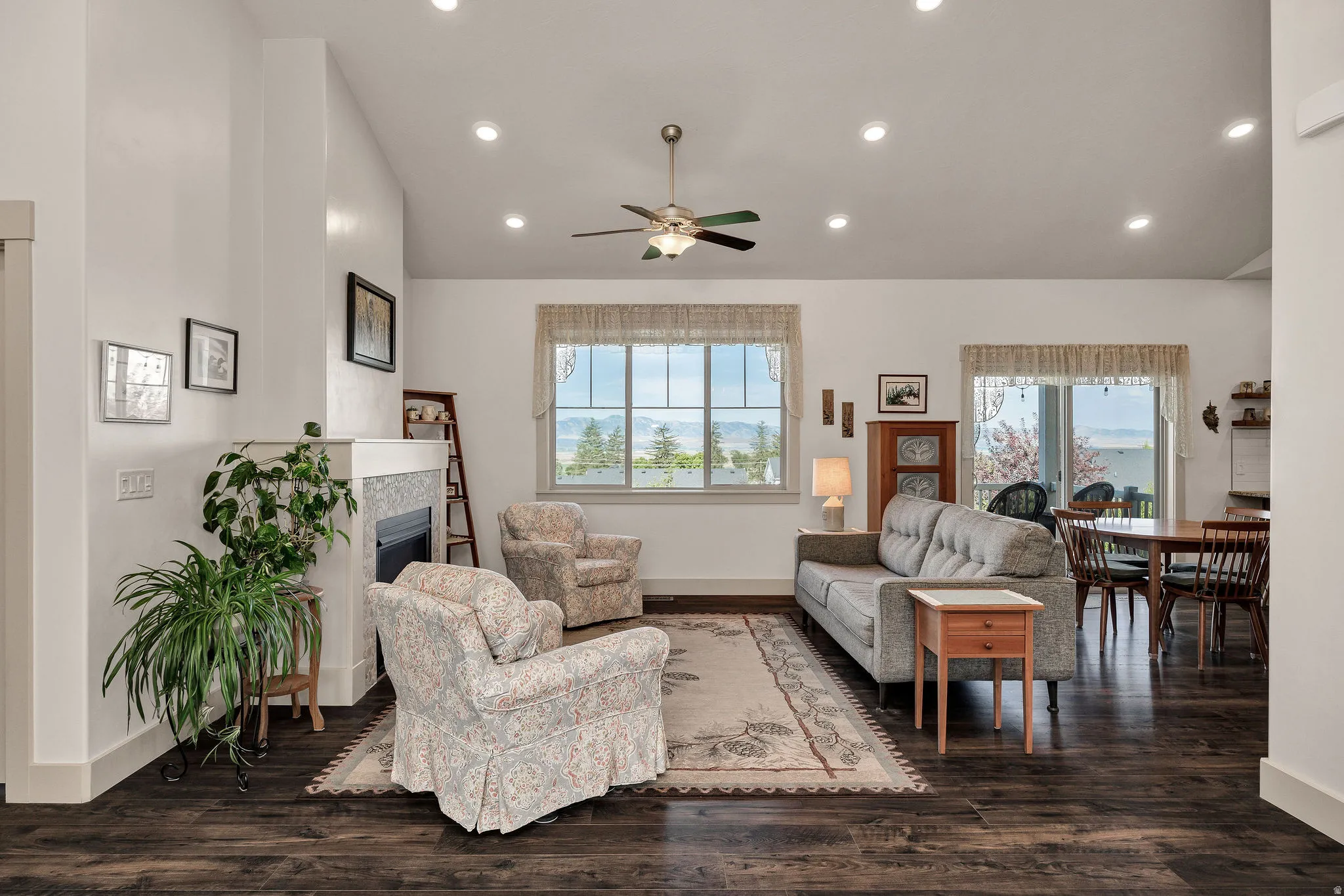 Vaulted ceiling with recessed lighting and a ceiling fan