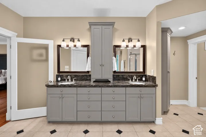Dual vanity with undermount sinks and dark stone countertops