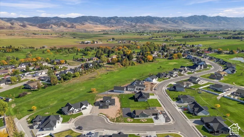 Residential properties featuring cul-de-sac streets and mountainous terrain