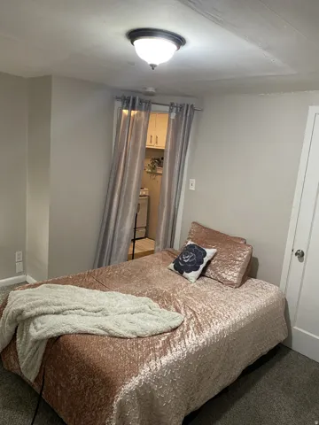Recessed ceiling light fixture