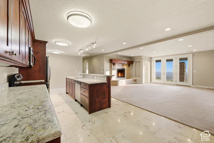 Daylight level great room