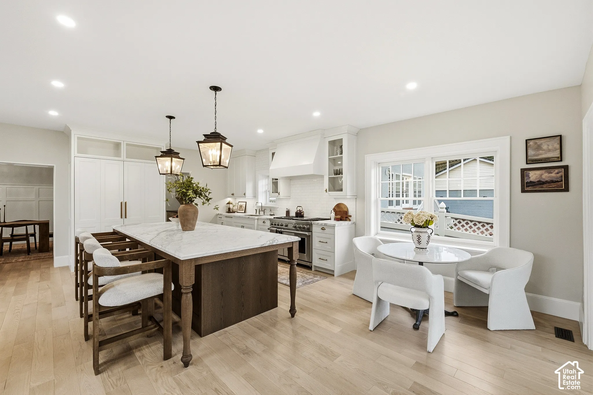 Spacious kitchen with room for 5 comfortable stools at the island and a breakfast nook.