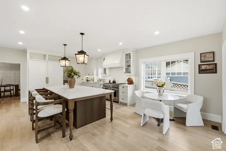Spacious kitchen with room for 5 comfortable stools at the island and a breakfast nook.