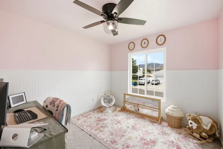 Ceiling fan with integrated light fixture