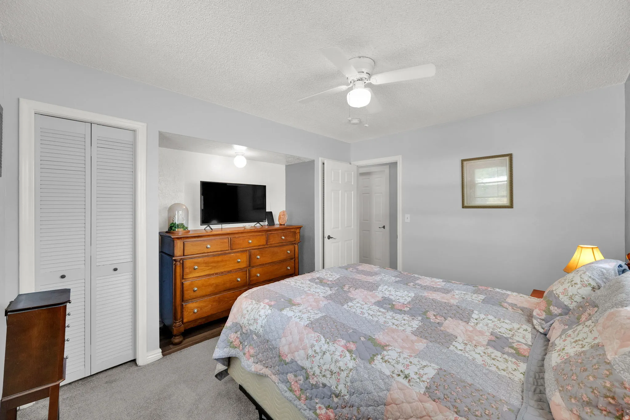 Recessed area with a ceiling-mounted light fixture