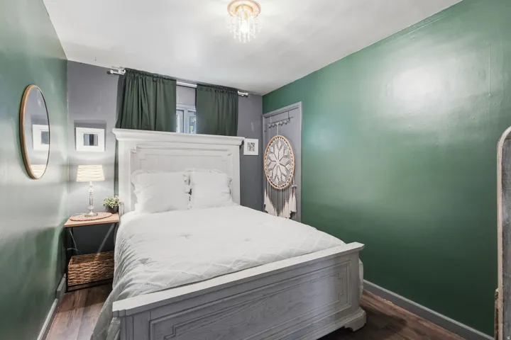 Wood-finish flooring with dual-toned wall paint