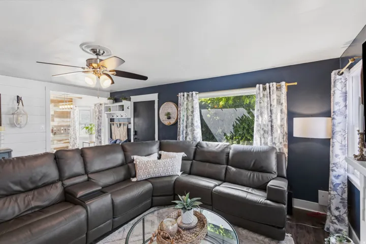 Ceiling fan with integrated lighting