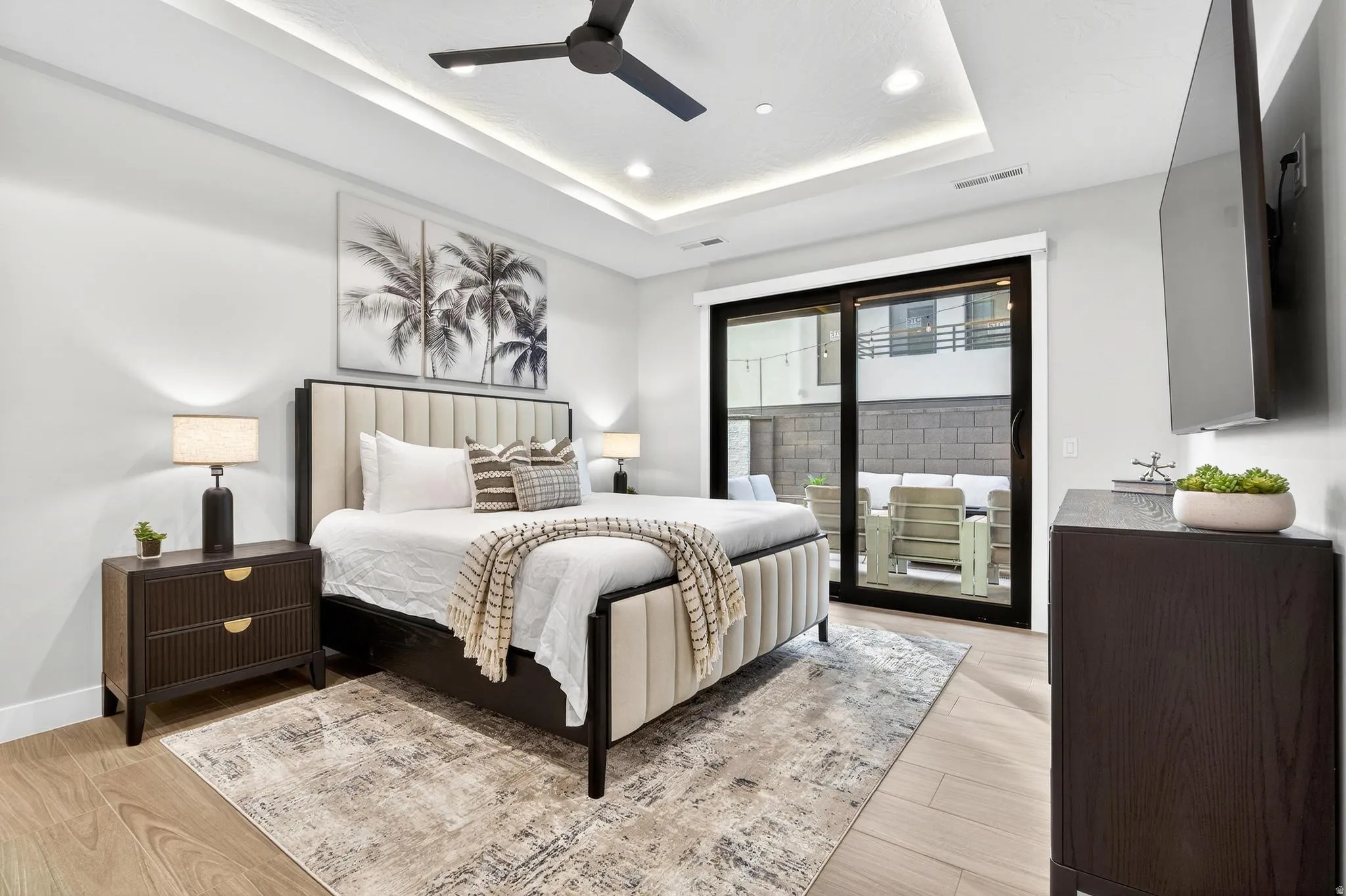 Tray ceiling with recessed lighting and a ceiling fan
