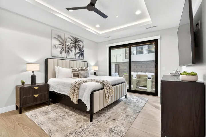 Tray ceiling with recessed lighting and a ceiling fan
