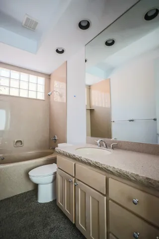 2nd Bedroom ensuite bathroom (pre-leasing photo)