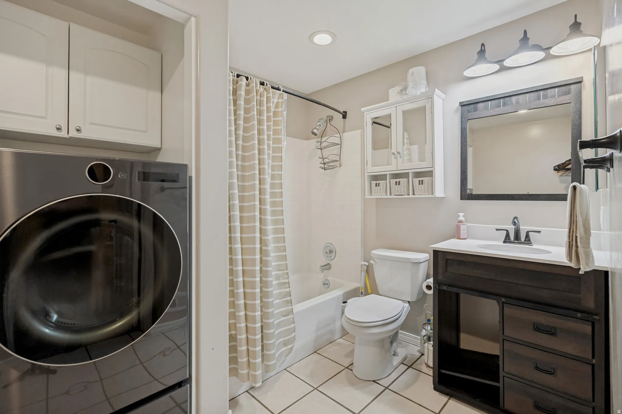 Integrated laundry area with upper cabinetry