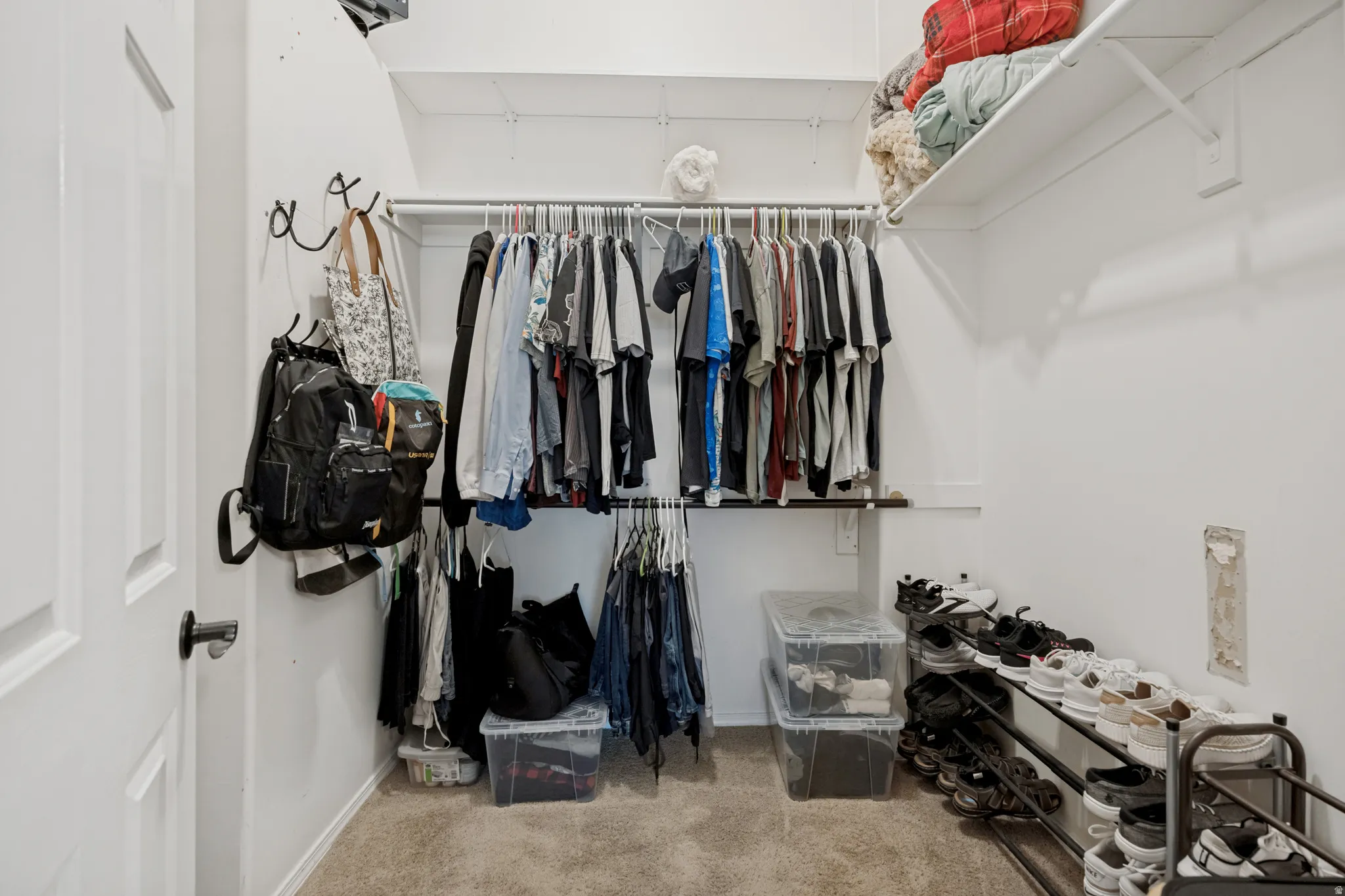 Integrated shelving with hanging rods