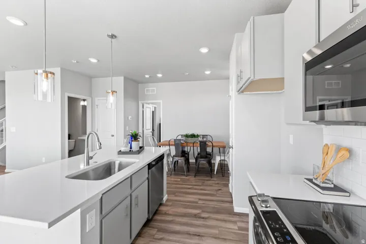 Central kitchen island with an undermount sink and two pendant lights