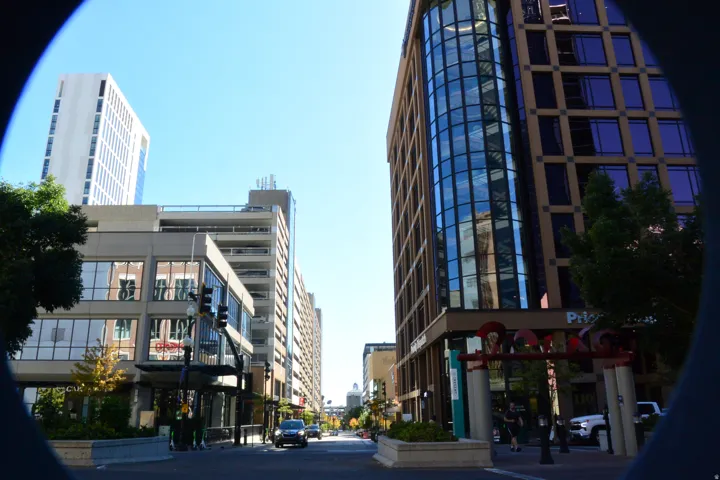 No need commute to date night! Fabulous shopping and restaurants within walking distance await!