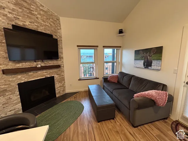 Vaulted ceiling with an integrated wall shelf