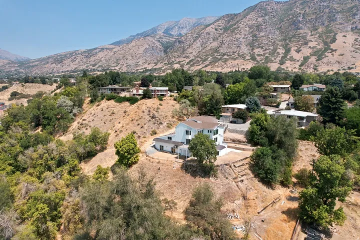 Elevated property with surrounding mountain scenery