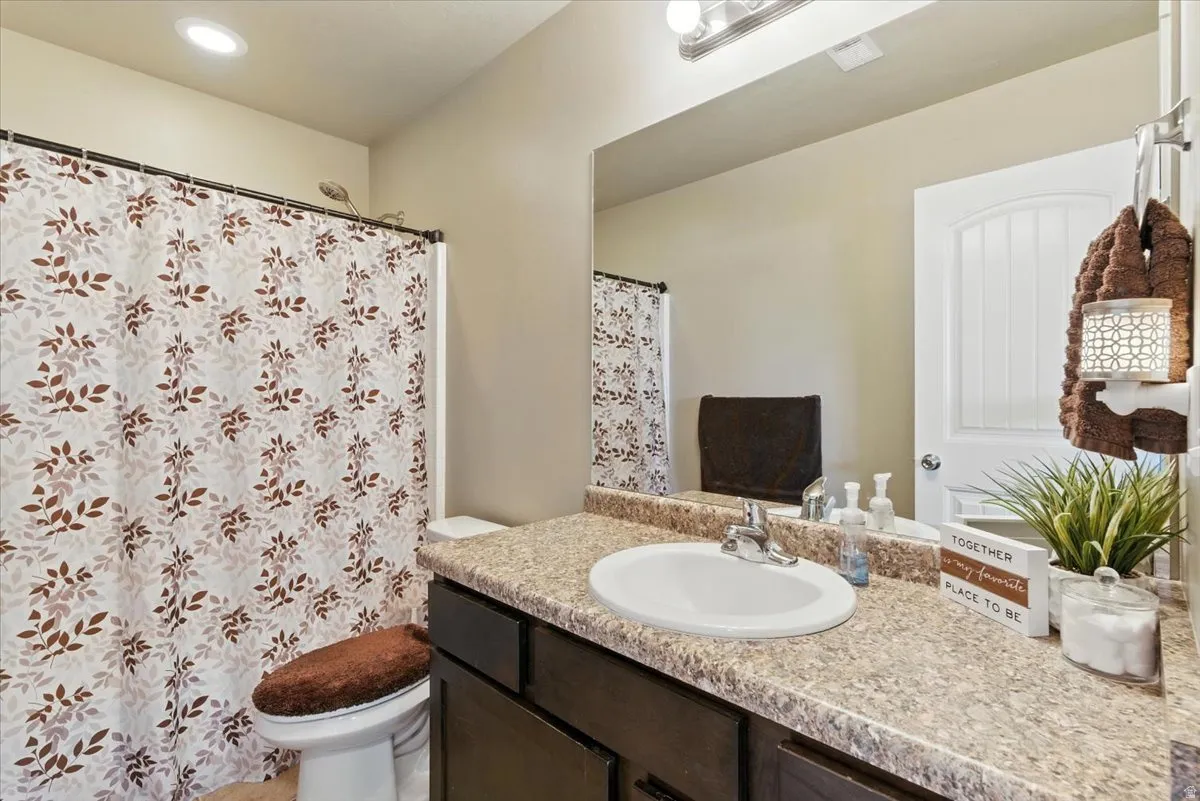 Single vanity with an integrated sink and laminate countertop