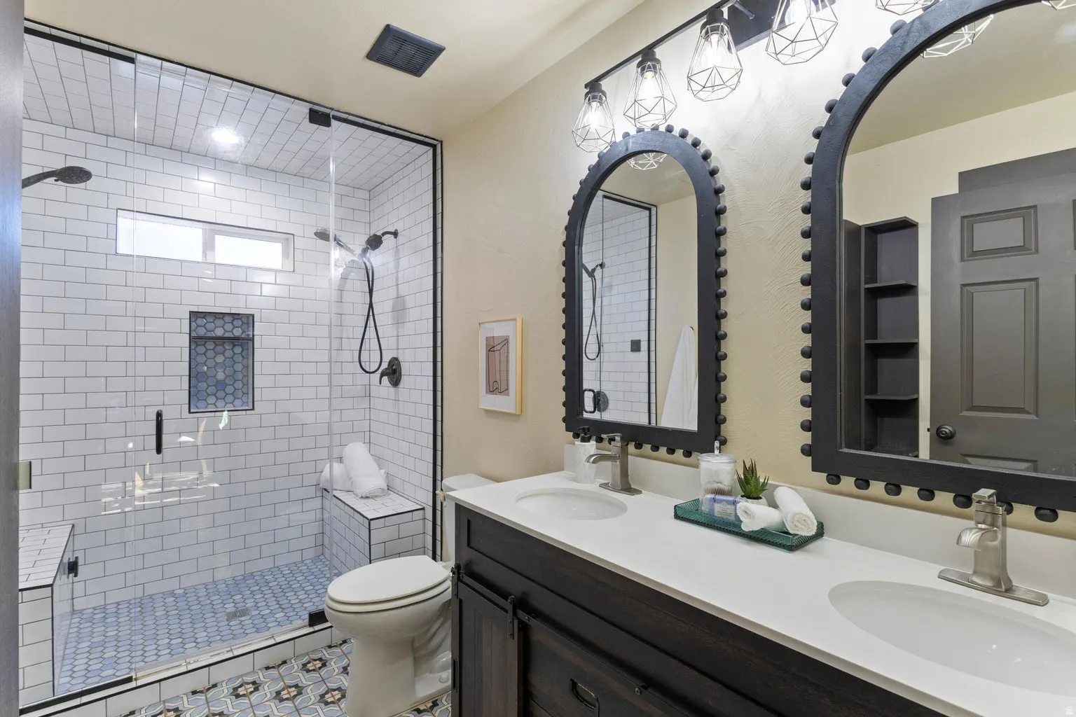 Dual vanity with undermount sinks and a quartz-style countertop