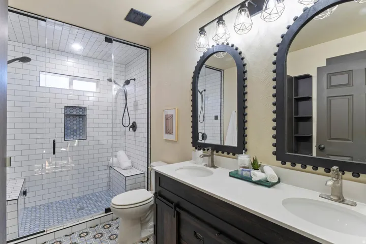 Dual vanity with undermount sinks and a quartz-style countertop