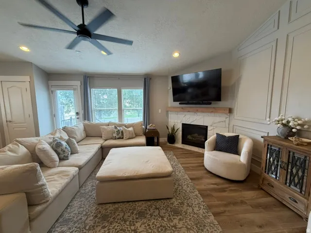 Vaulted ceiling with recessed lighting and a ceiling fan