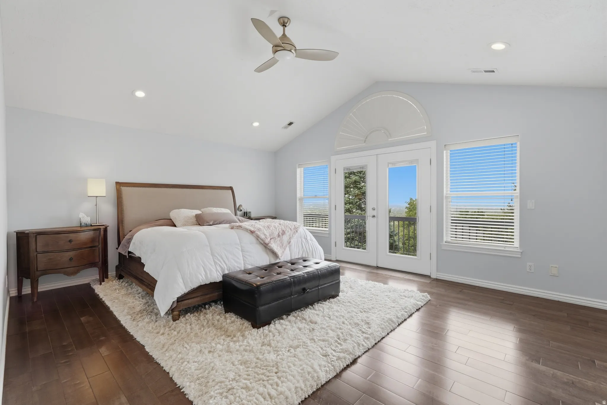 Vaulted ceiling with recessed lighting and a ceiling fan