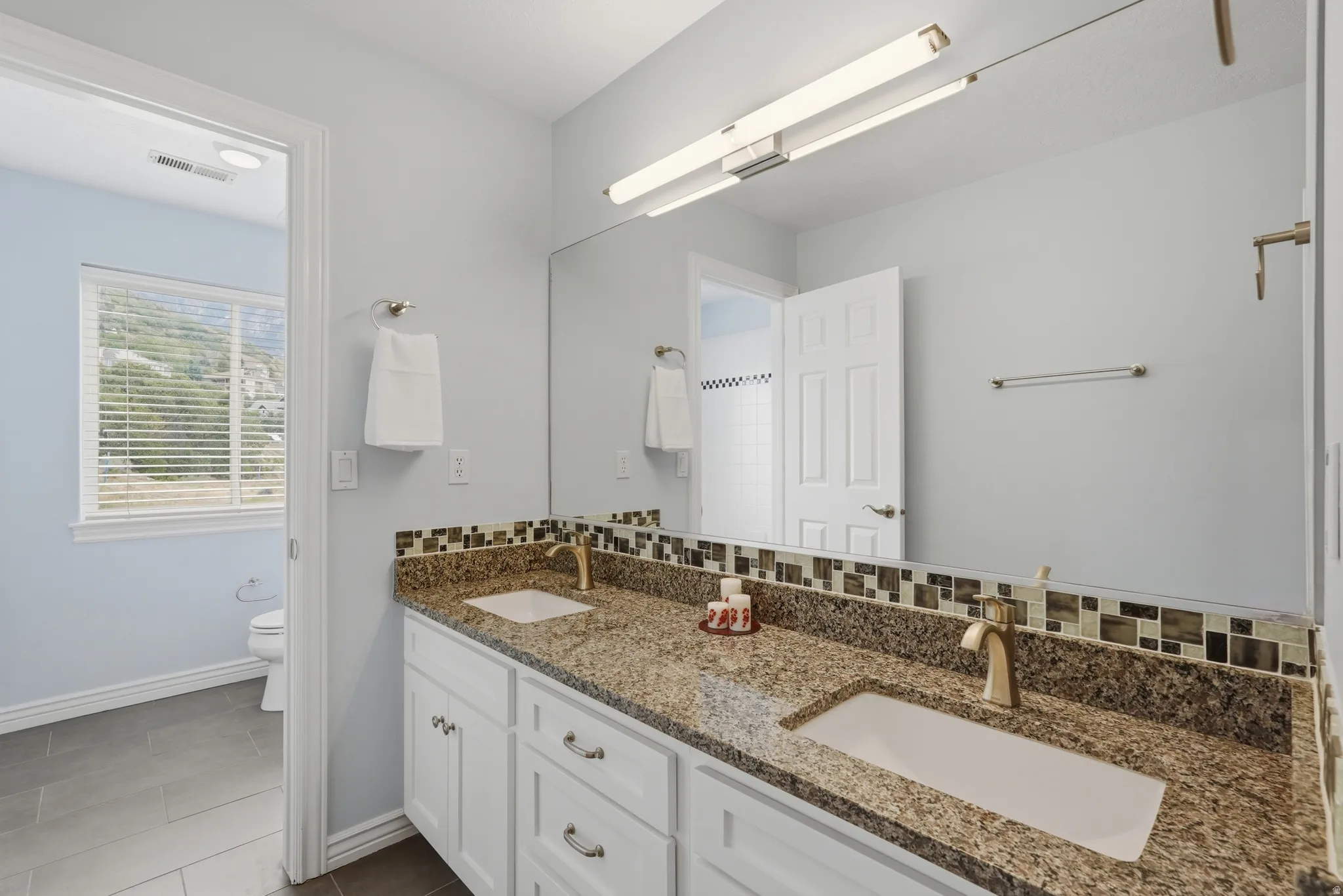 Dual vanity with granite countertop and undermount sinks