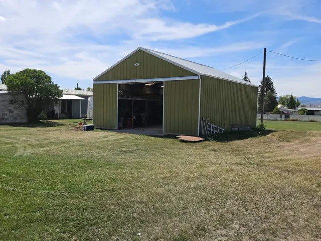 Detached metal structure with a roll-up door