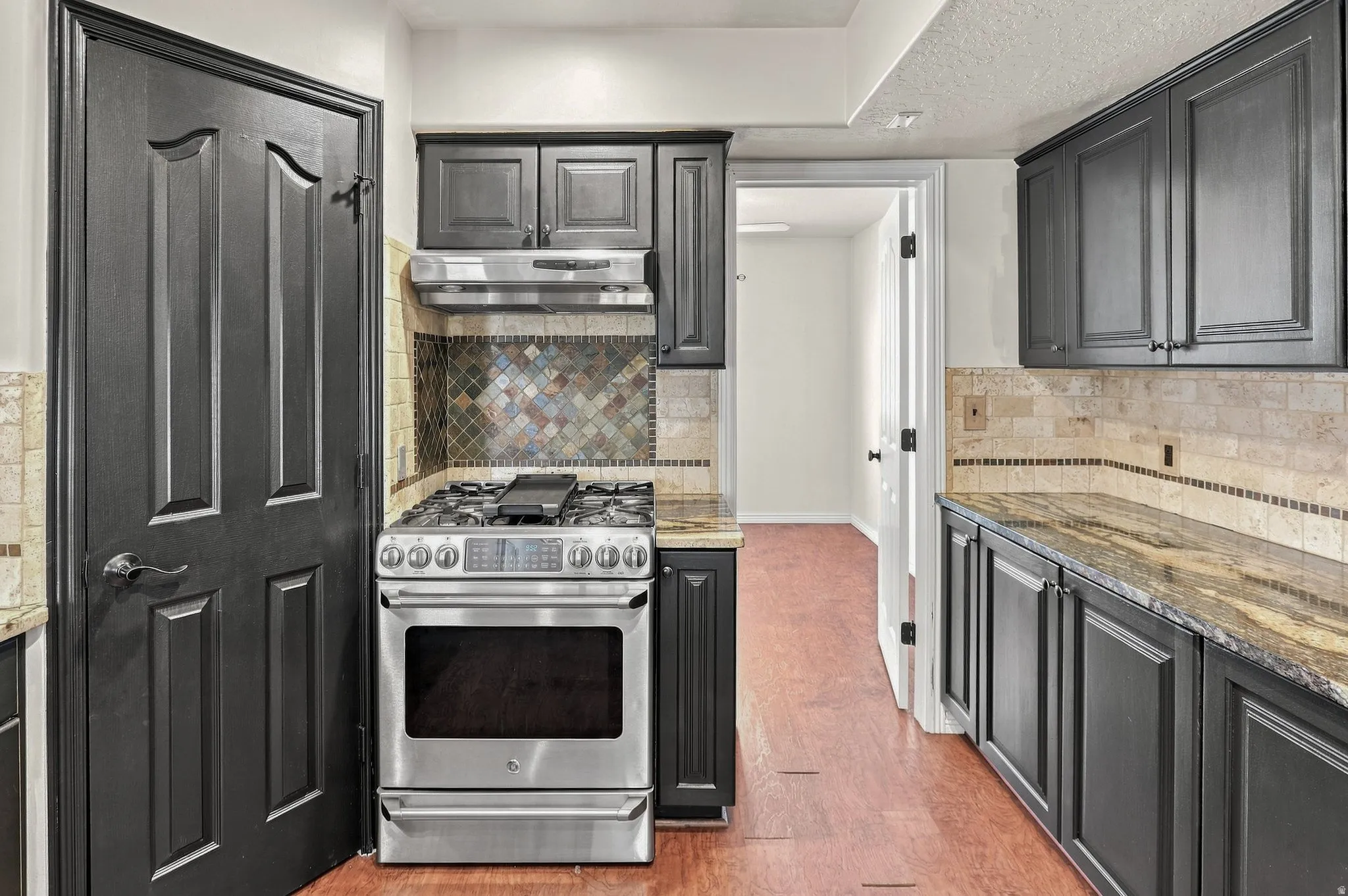 Stainless steel gas range with coordinating ventilation hood