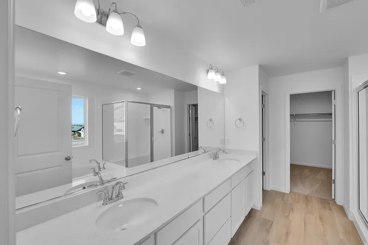 Dual vanities with undermount sinks and expansive countertop space