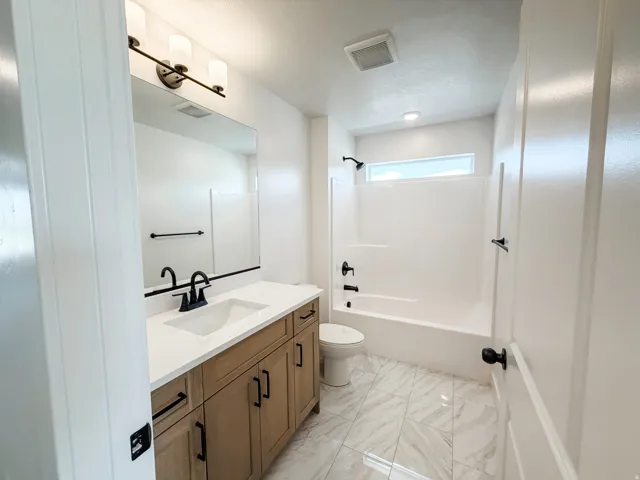 Upstairs secondary bathroom