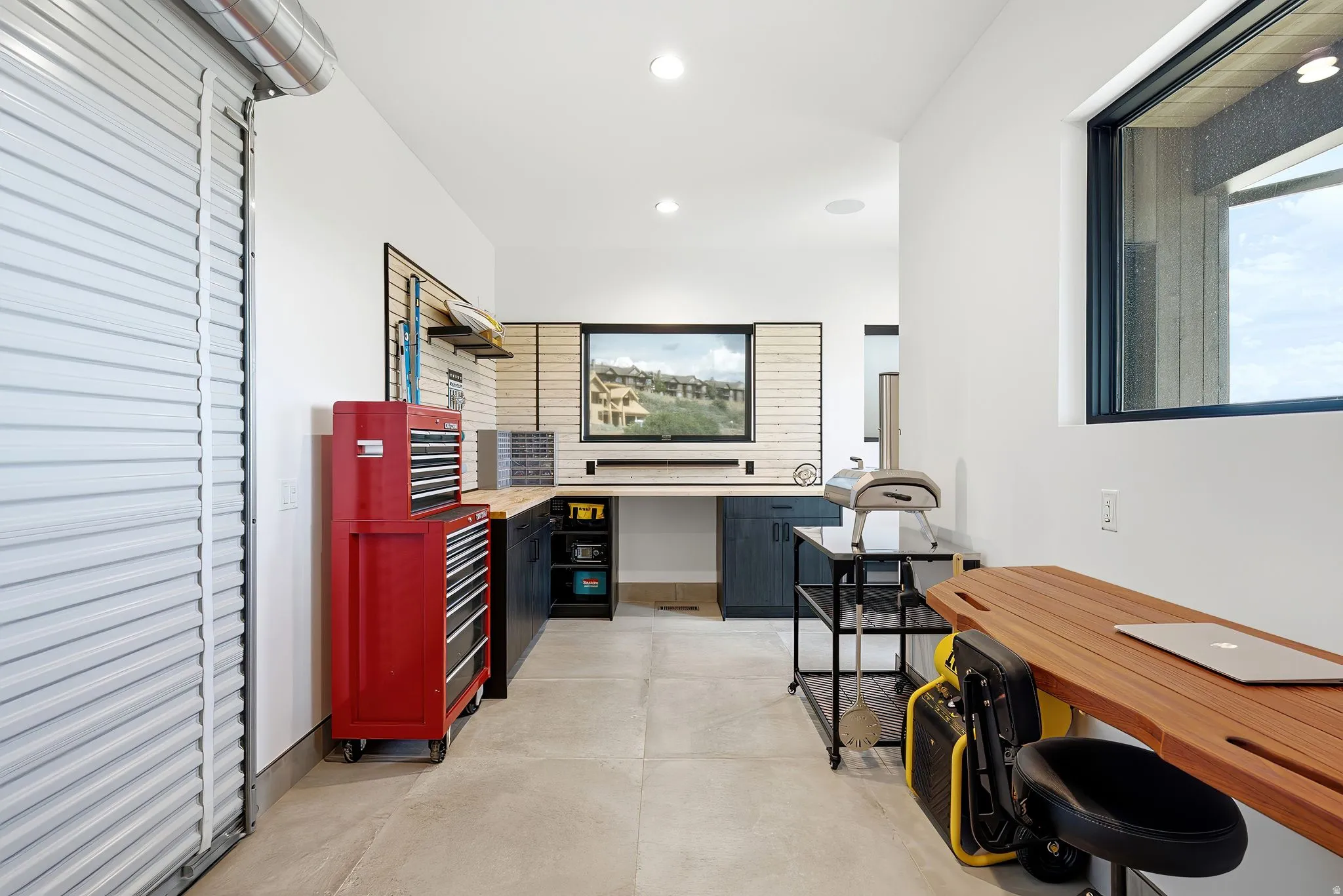 Roll-up garage door