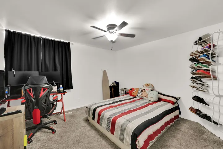 Ceiling fan with integrated lighting