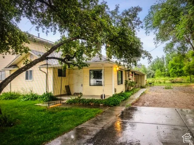 Driveway + garage = 7 to 9 cars parking spaces