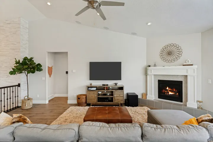 Vaulted ceiling with recessed lighting and a ceiling fan