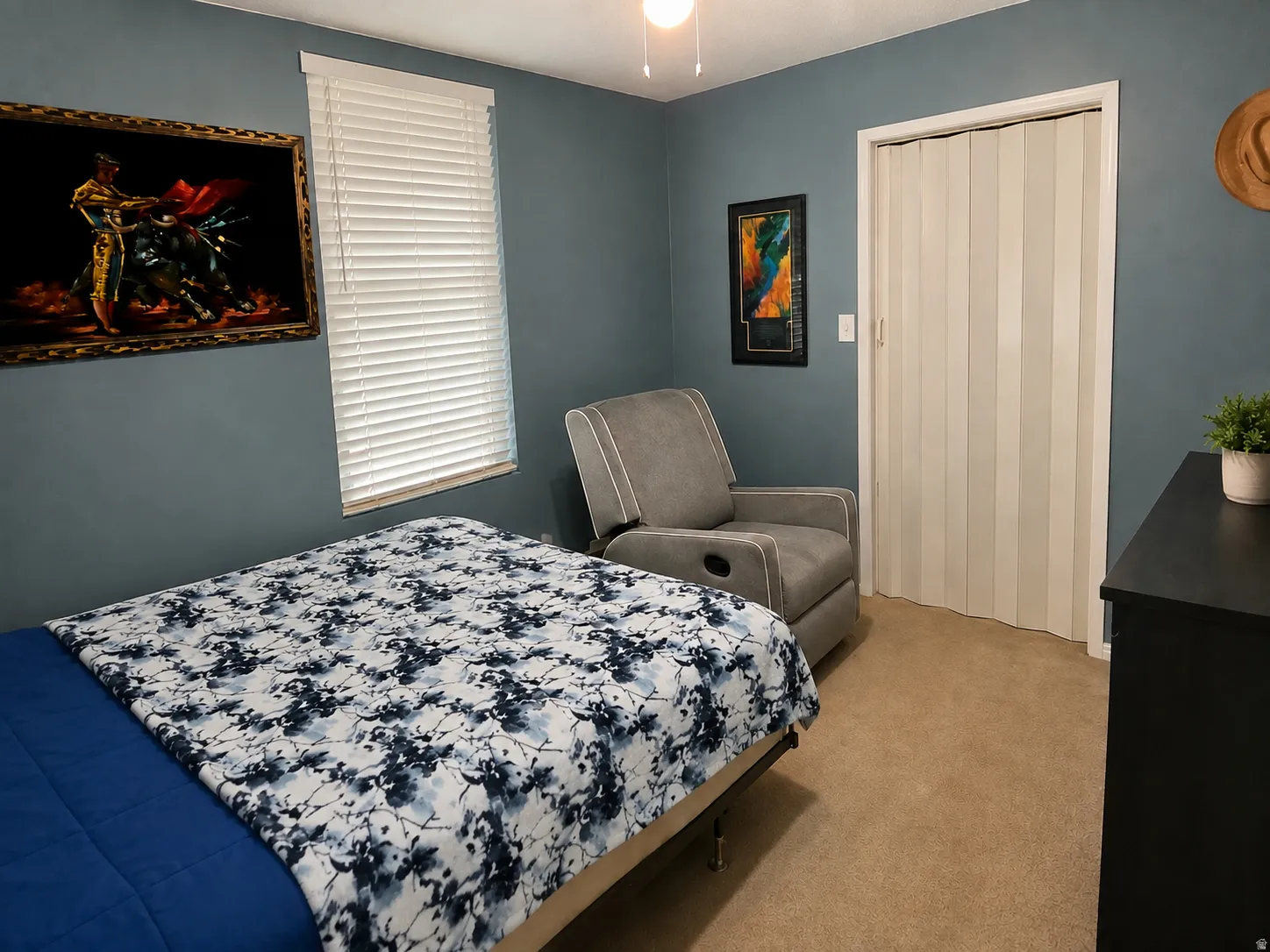 Main floor bedroom. Space has been cleaned up using AI